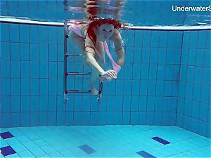 redhead Simonna flashing her bod underwater